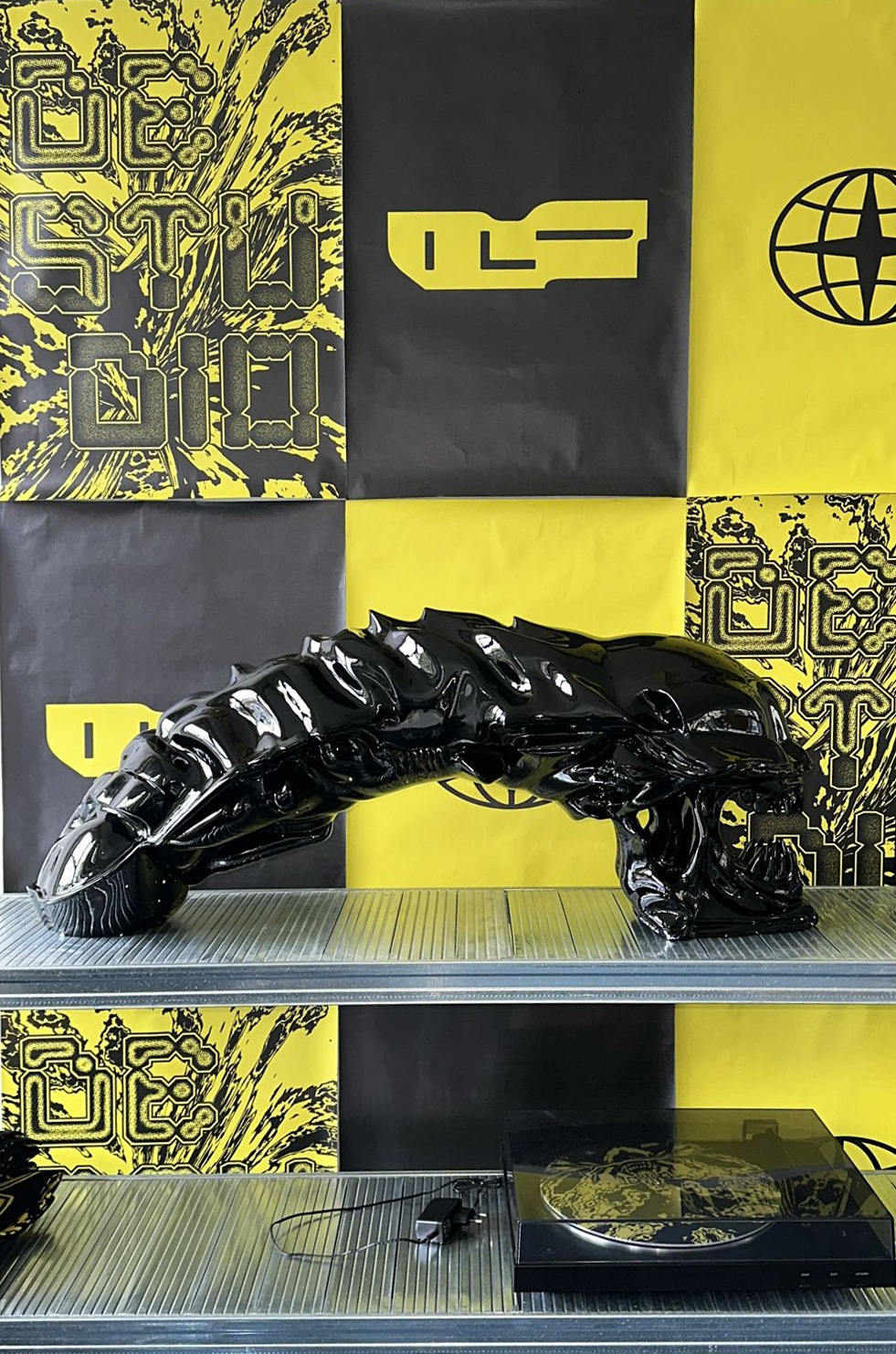Escultura Alien instalada en el espacio del evento del cliente en Ámsterdam