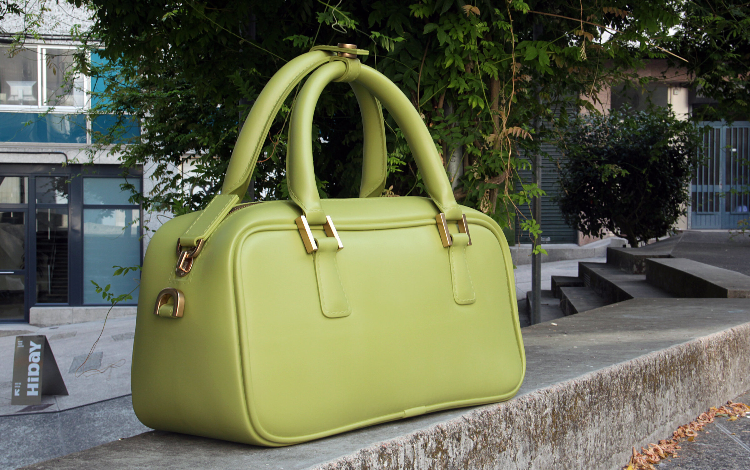 Reproducción de un bolso verde de 1,5 metros de largo desarrollada por SculPrint