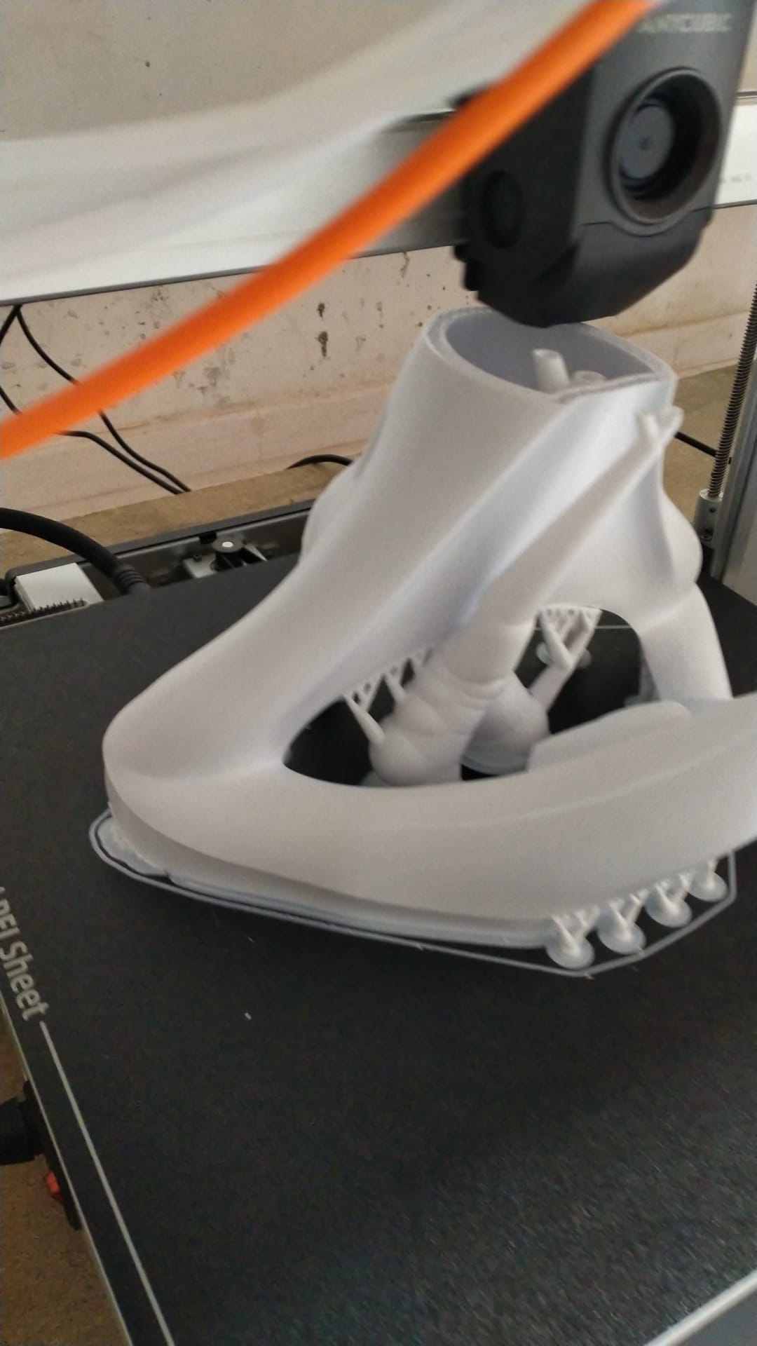 Pico de la mascota durante su fabricación en una impresora 3D