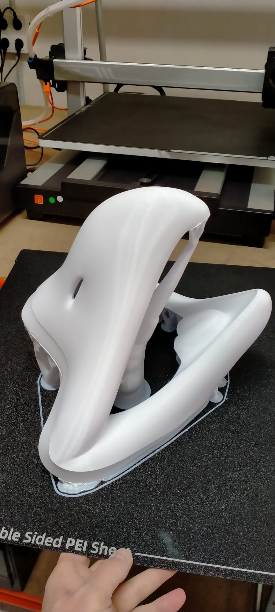 Otra sección del pico de la mascota durante la fabricación