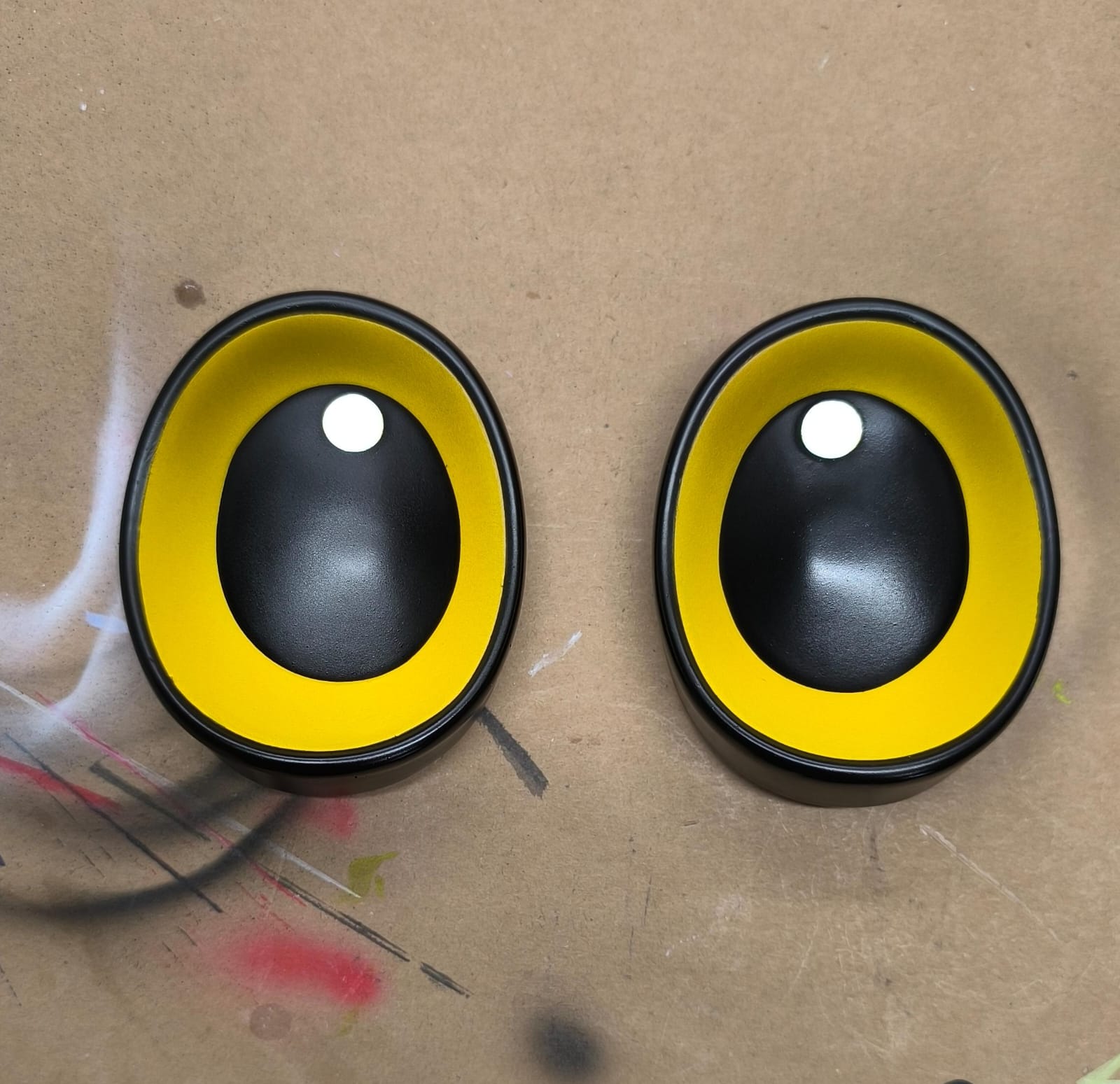 Pareja de ojos terminados para una mascota corporativa