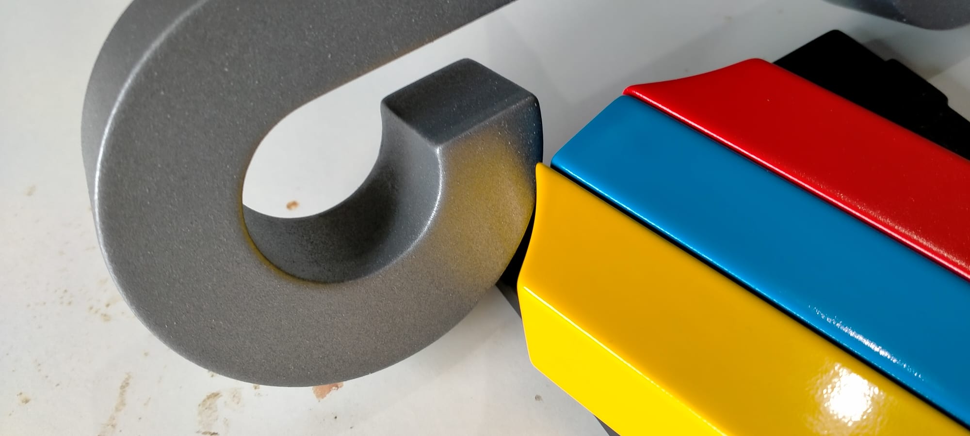 Primer plano del acabado gris metalizado y las piezas de color