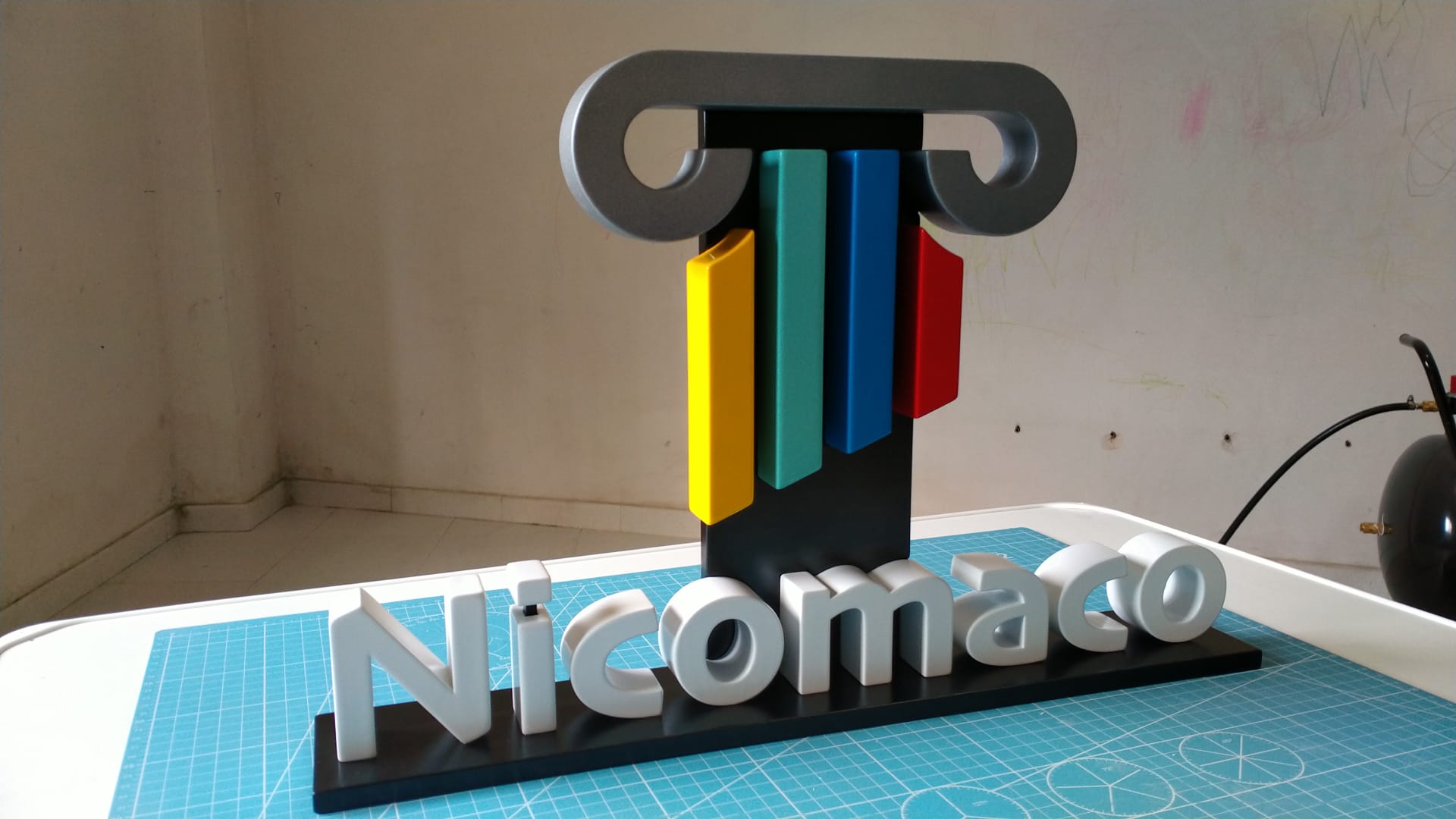 Logotipo corpóreo Nicomaco montado en el taller