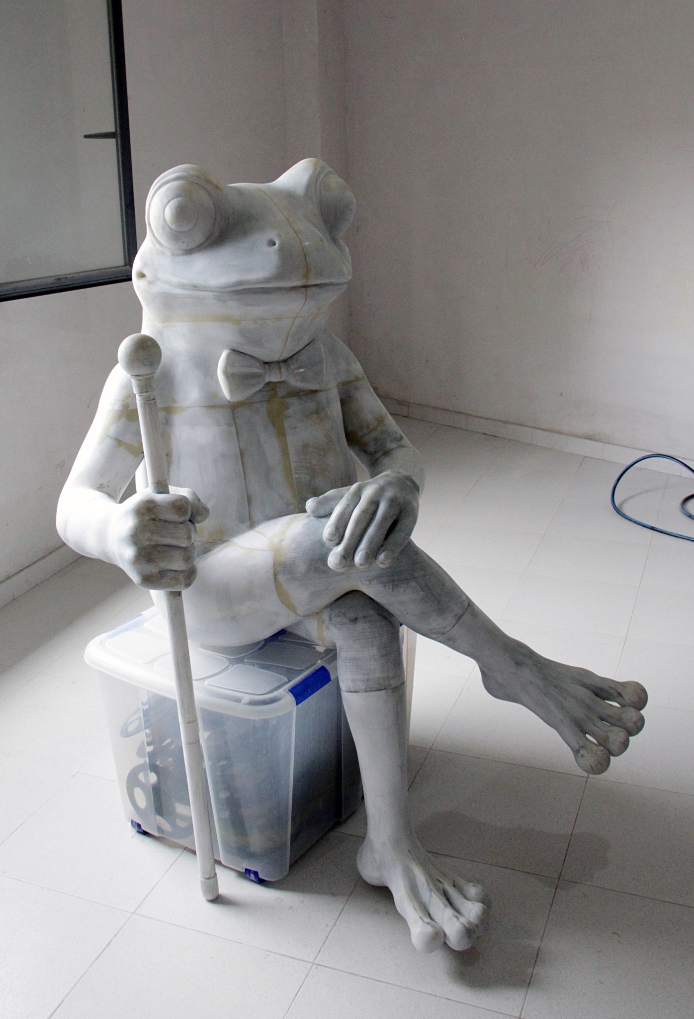 Figura de la rana ensamblada durante la preparación de superficies
