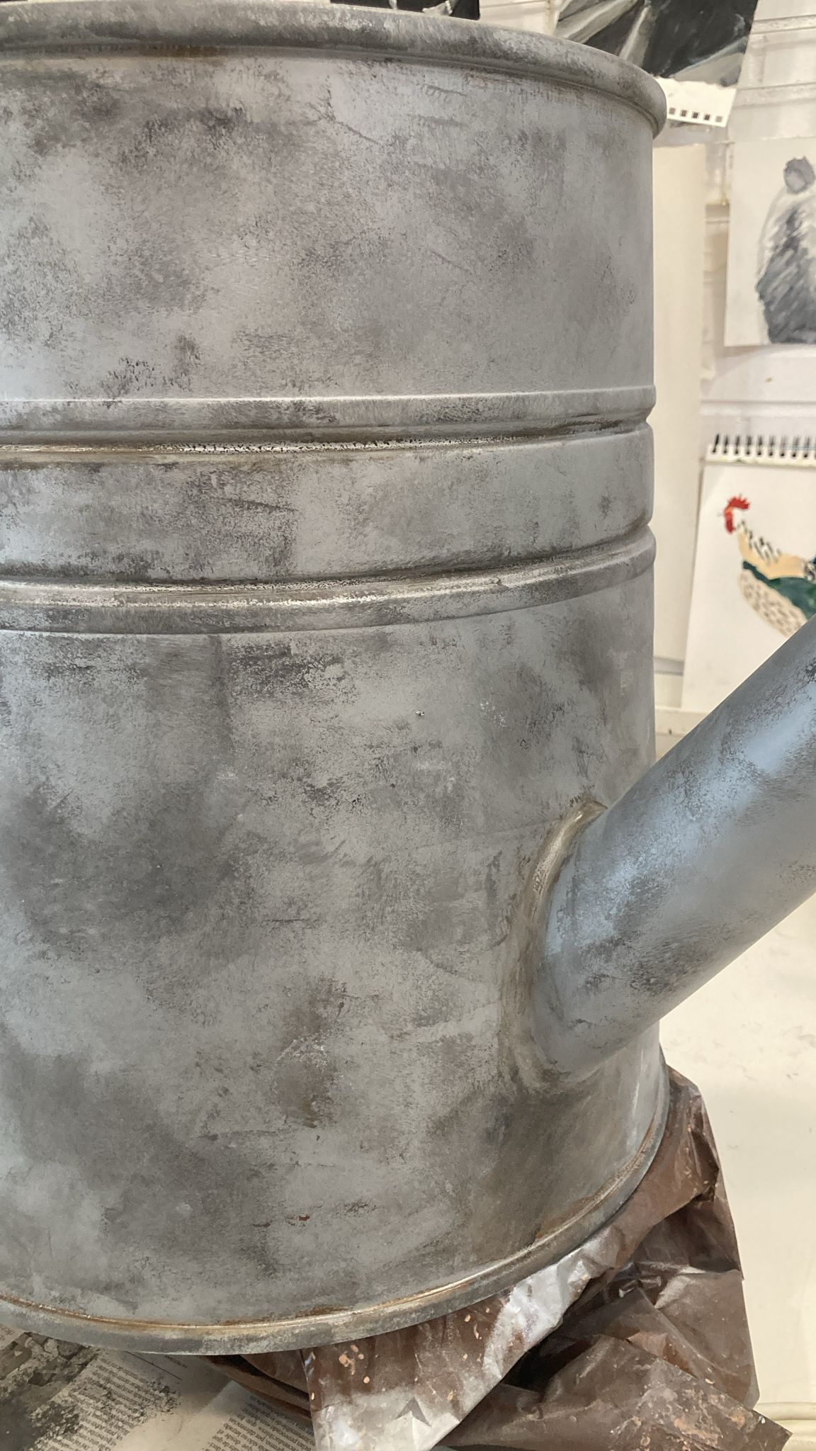 Detalle del acabado metálico envejecido aplicado a la regadera